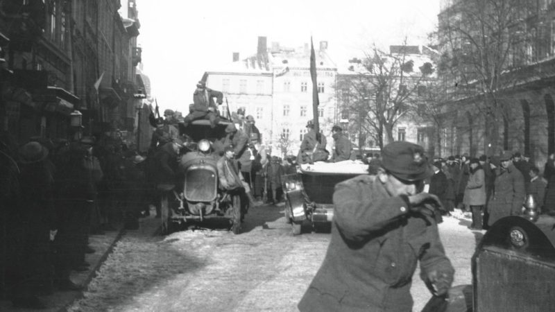 Listopad 1918 na Rynku we Lwowie, fot. NAC, 1-H-356-10