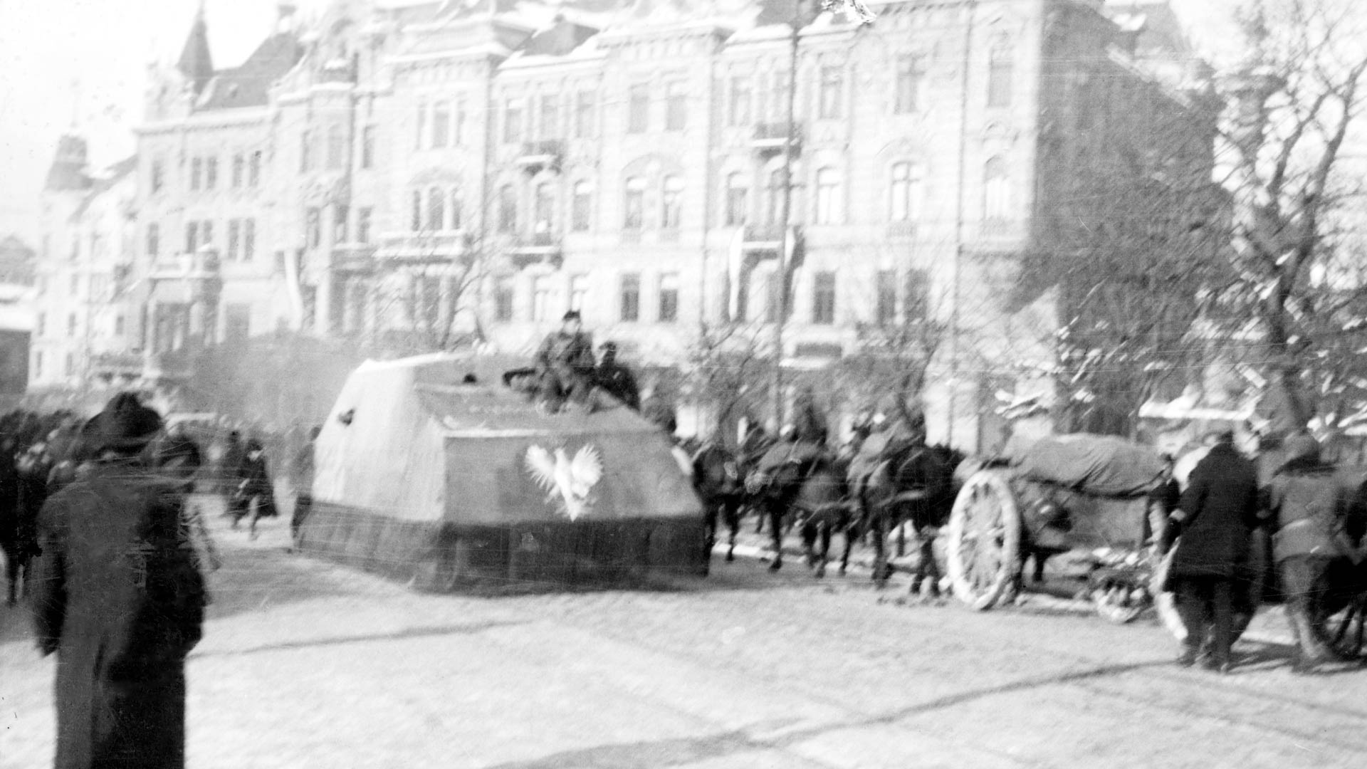 Tank Piłsudskiego na pl. Halickim we Lwowie pod koniec listopada 1918 roku. Czasem zdjęcie błędnie opisywane jest jako zdjęcie z pl. Krakowskiego. Fot. w Domenie Publicznej, NAC, Sygnatura: 1-H-356-5