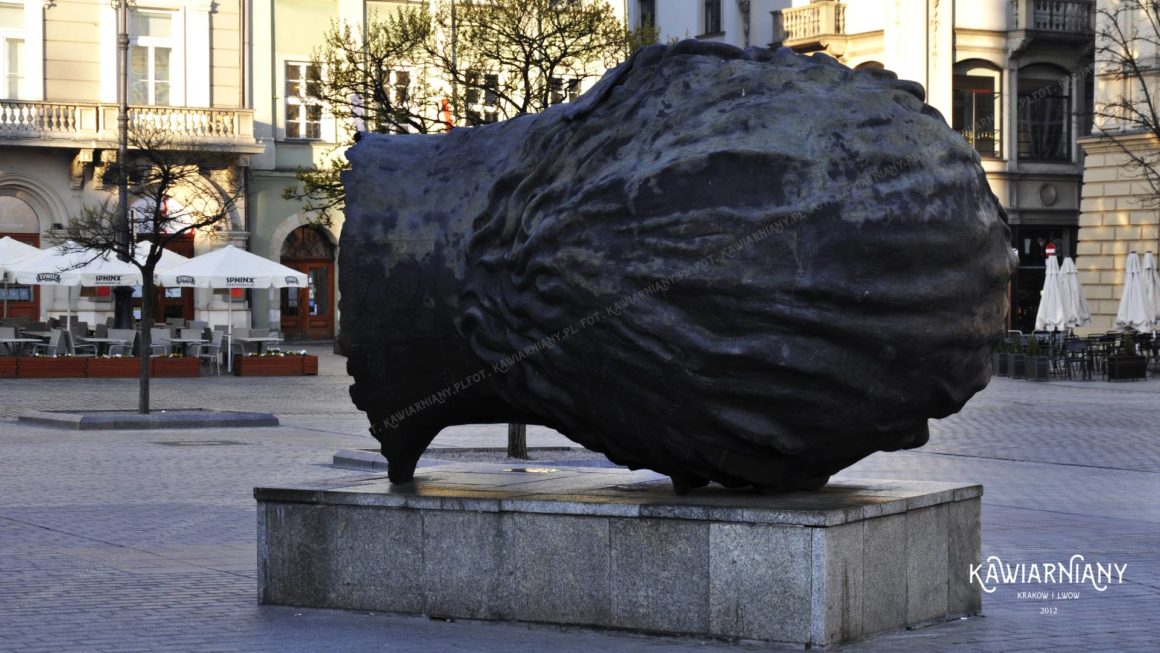 Rzeźba Igora Mitoraja Na Rynku W Krakowie Wikipedia Głowa Mitoraja na Rynku w Krakowie. Rzeźba pod Wieżą Ratuszową
