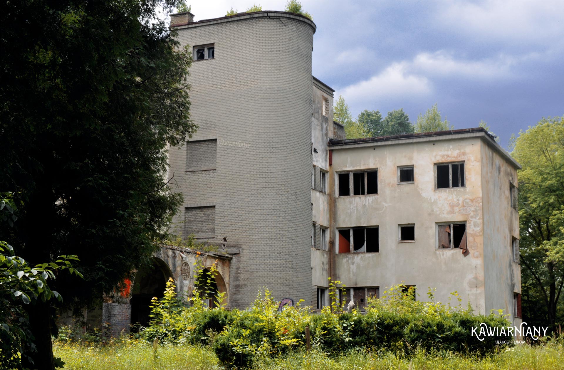 Ruina Oficerskiego Domu Wypoczynkowego przy d. ul. Szkolnej w Truskawcu