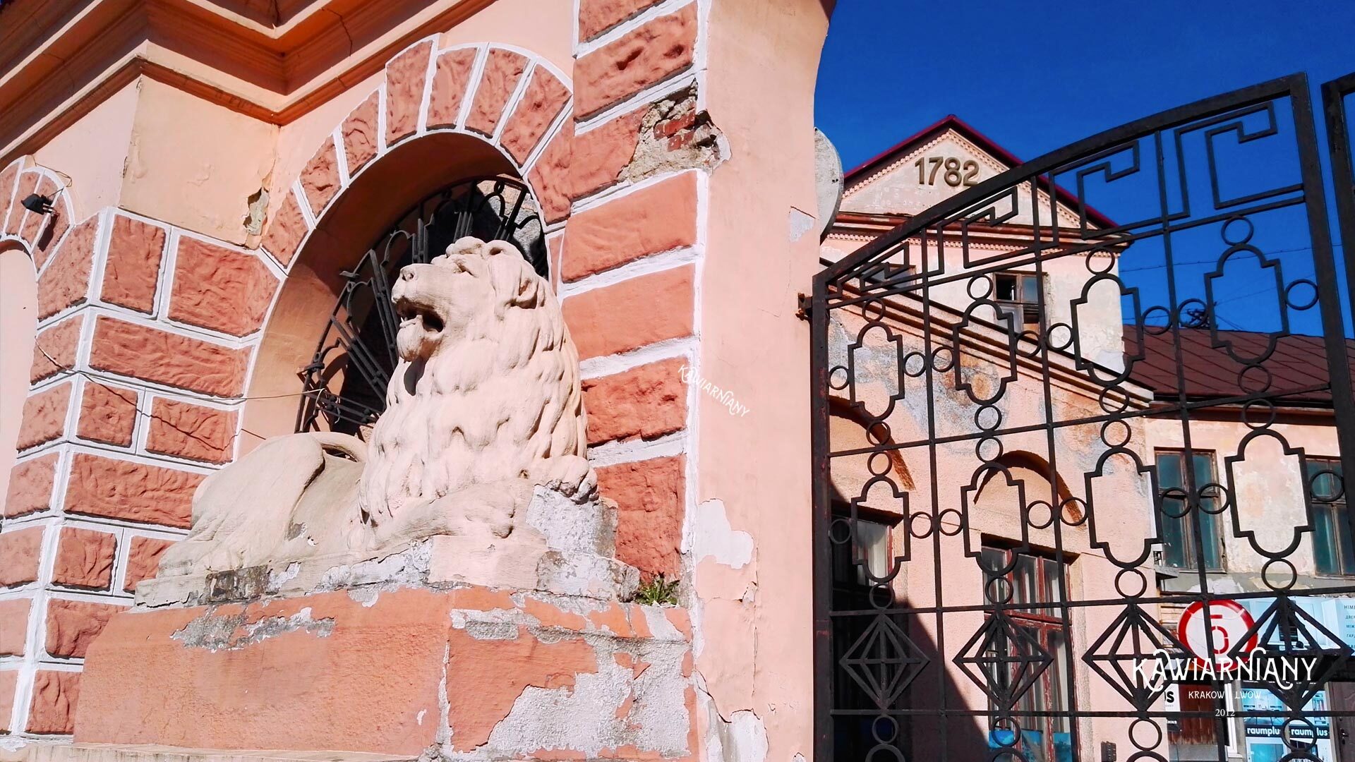 We Lwowie zniszczono figurę lwa sprzed fabryki J.A. Baczewski