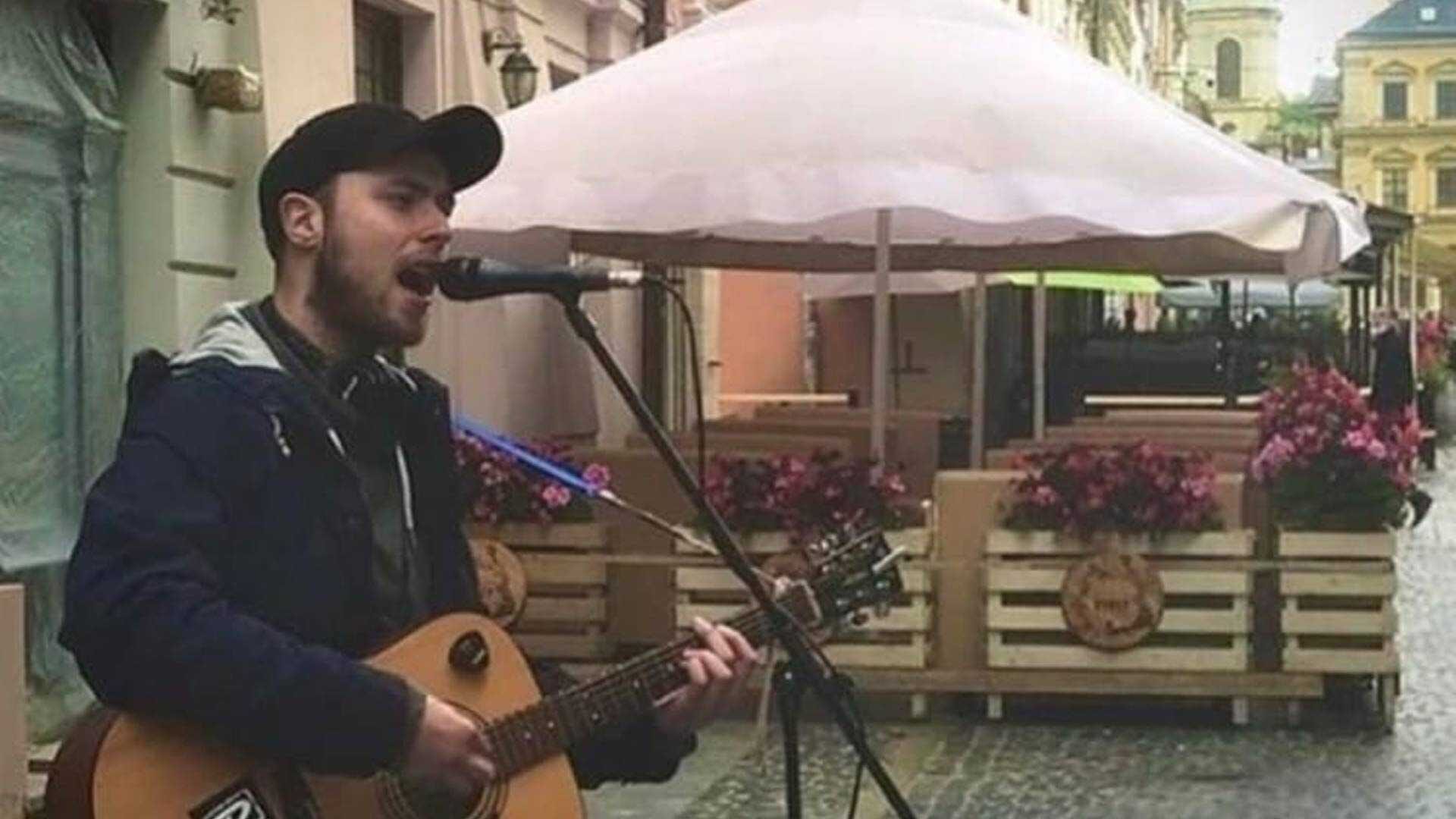 Uliczny artysta pobity za śpiewanie rosyjskiej piosenki na Rynku we Lwowie