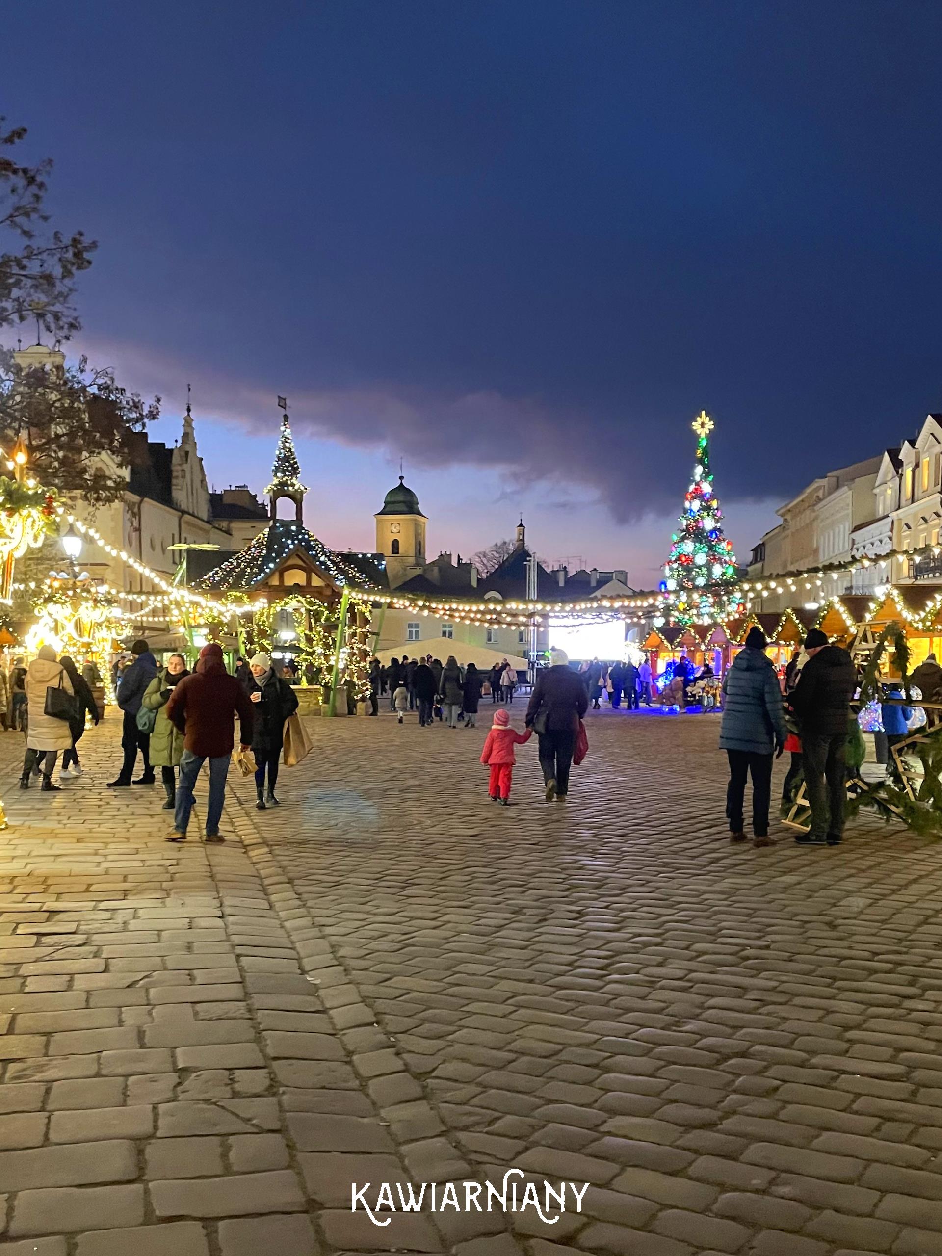 wieczór na rynku w rzeszowie